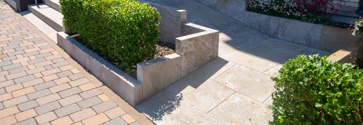 Wohnhauszugang mit barrierefreier Rollstuhlrampe
